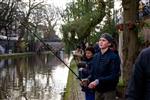 Jeugd massaal met hengel Utrechtse binnenstad in tijdens Streetfishing competitie (video)
